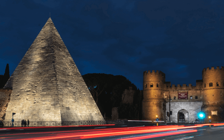 L'illuminazione di Acea per le luci della Piramide Cestia di Roma