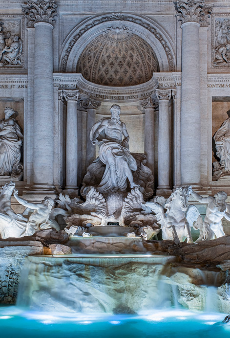 Fontana di Trevi illuminata di sera