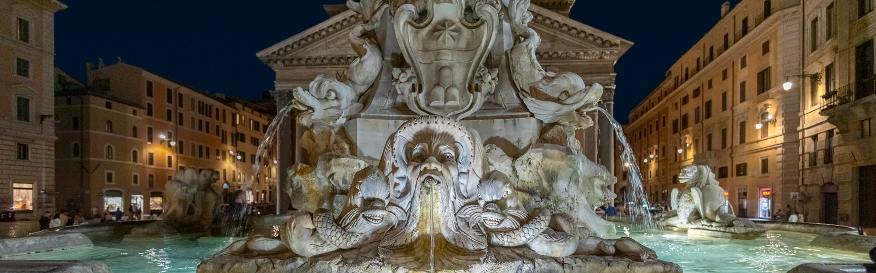 La fontana del Pantheon illuminata di notte