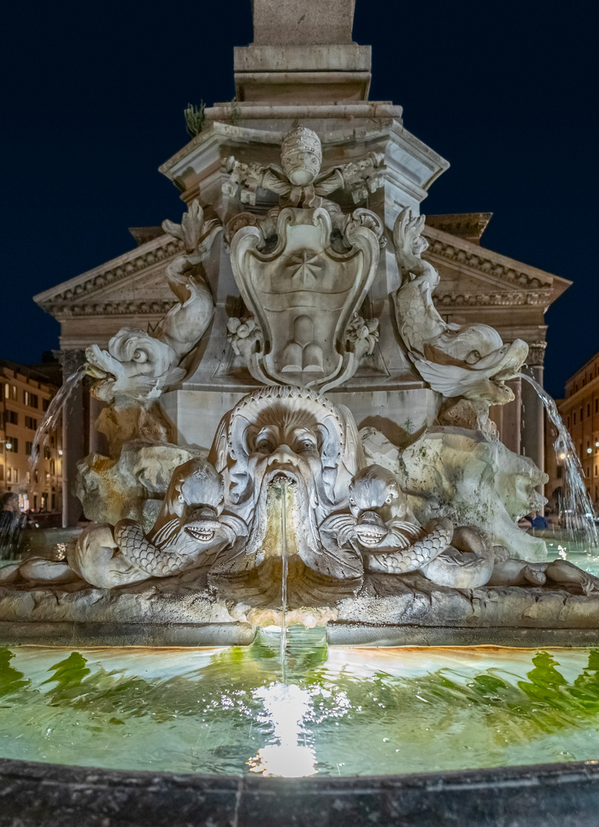 La fontana del Pantheon illuminata di notte