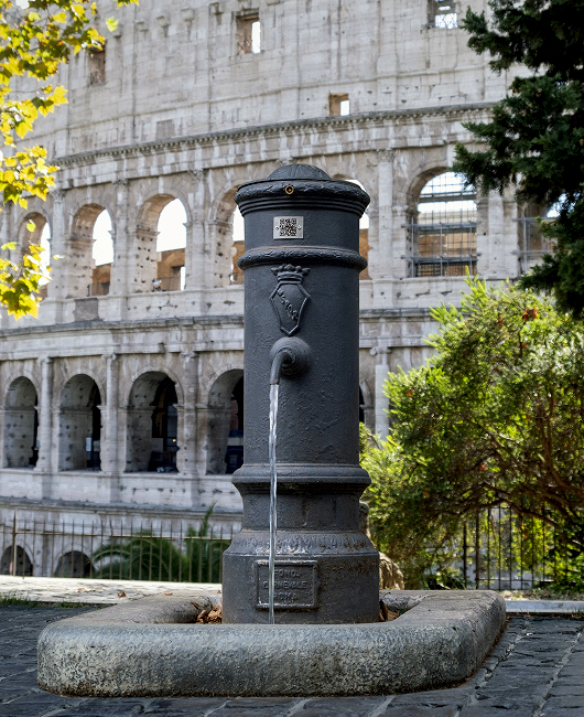 Una fontanella davanti al Colosseo