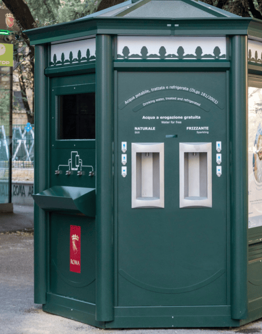 Una casa dell'acqua Acea, per riempire le proprie bottiglie vuote