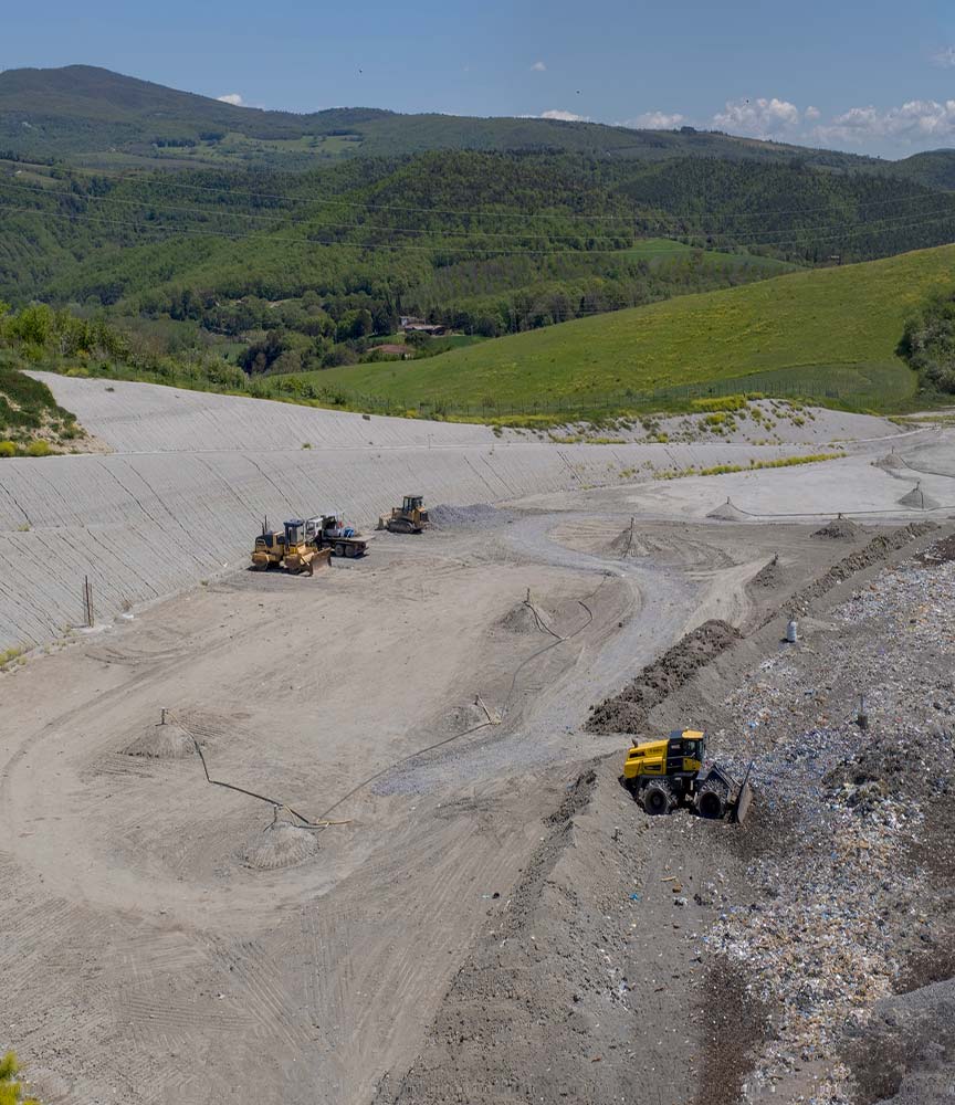 Alcuni mezzi pesanti agiscono in una cava per lo smaltimento