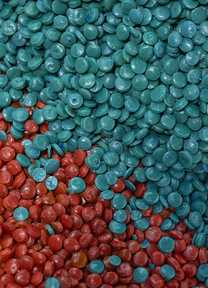 Area di stoccaggio all'aperto con cumuli di materiale organico