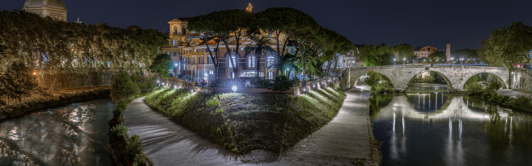 Il Tevere e l'Isola Tiberina di notte illuminati