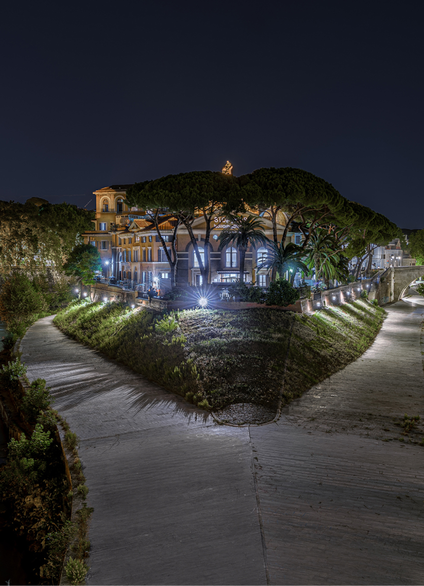 Il Tevere e l'Isola Tiberina di notte illuminati