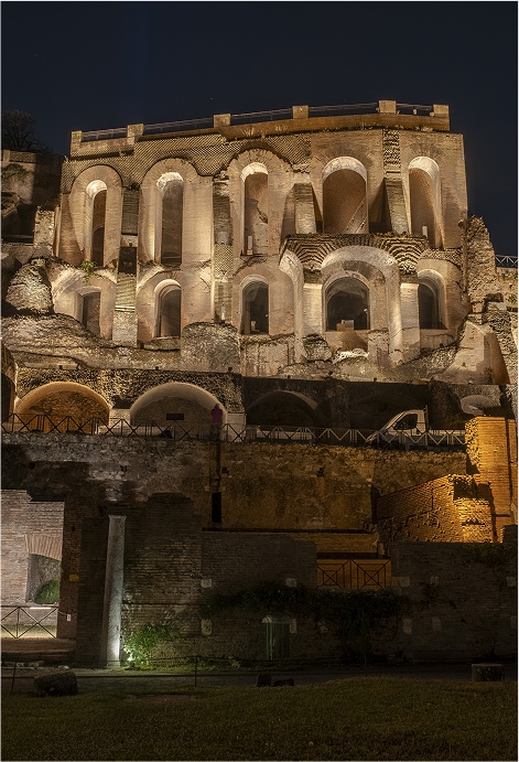 La domus di Tiberio  illuminata di sera