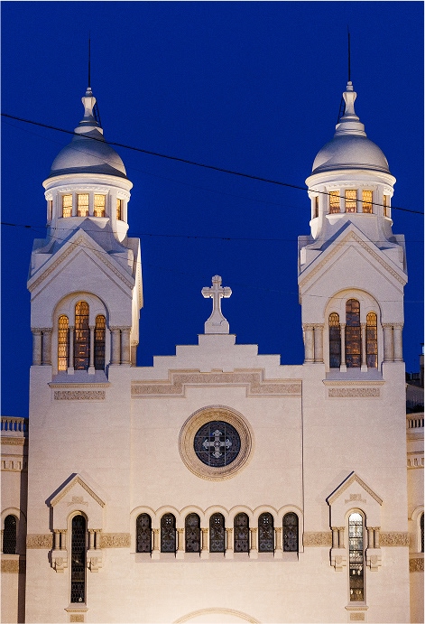 La chiesa evangelica Valdese  illuminata di sera