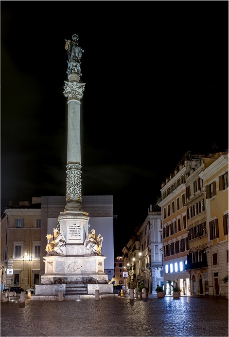 Colonna dell’immacolata  illuminata di sera