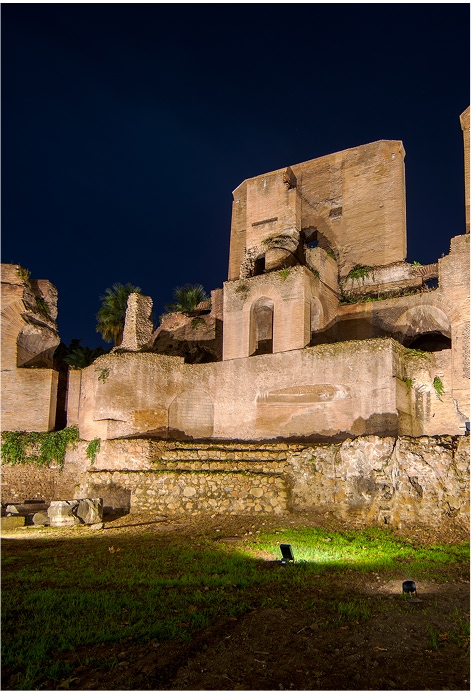 I trofei di Mario a Piazza Vittorio  illuminati di sera