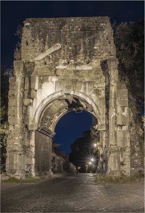 Porta San Sebastiano  illuminata di sera