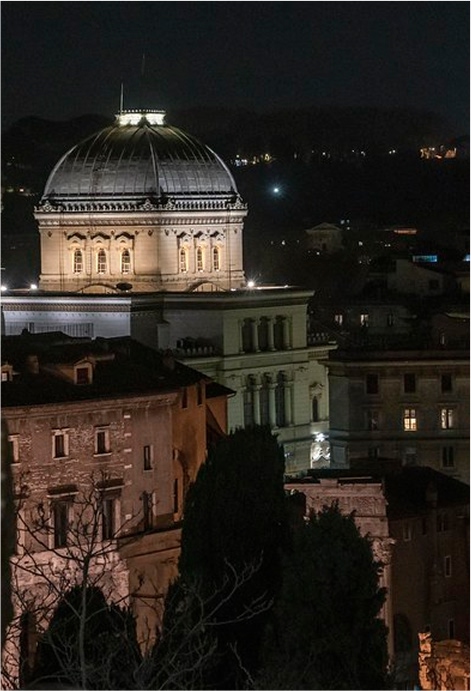 Sinagoga di Roma  illuminata di sera 