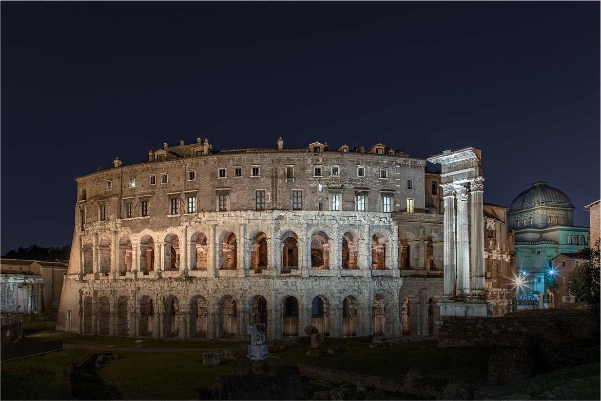 Teatro Marcello  illuminato di sera