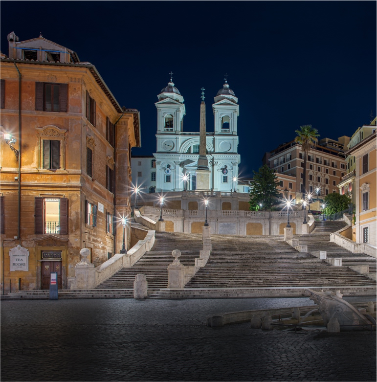 Trinità dei monti illuminata di sera