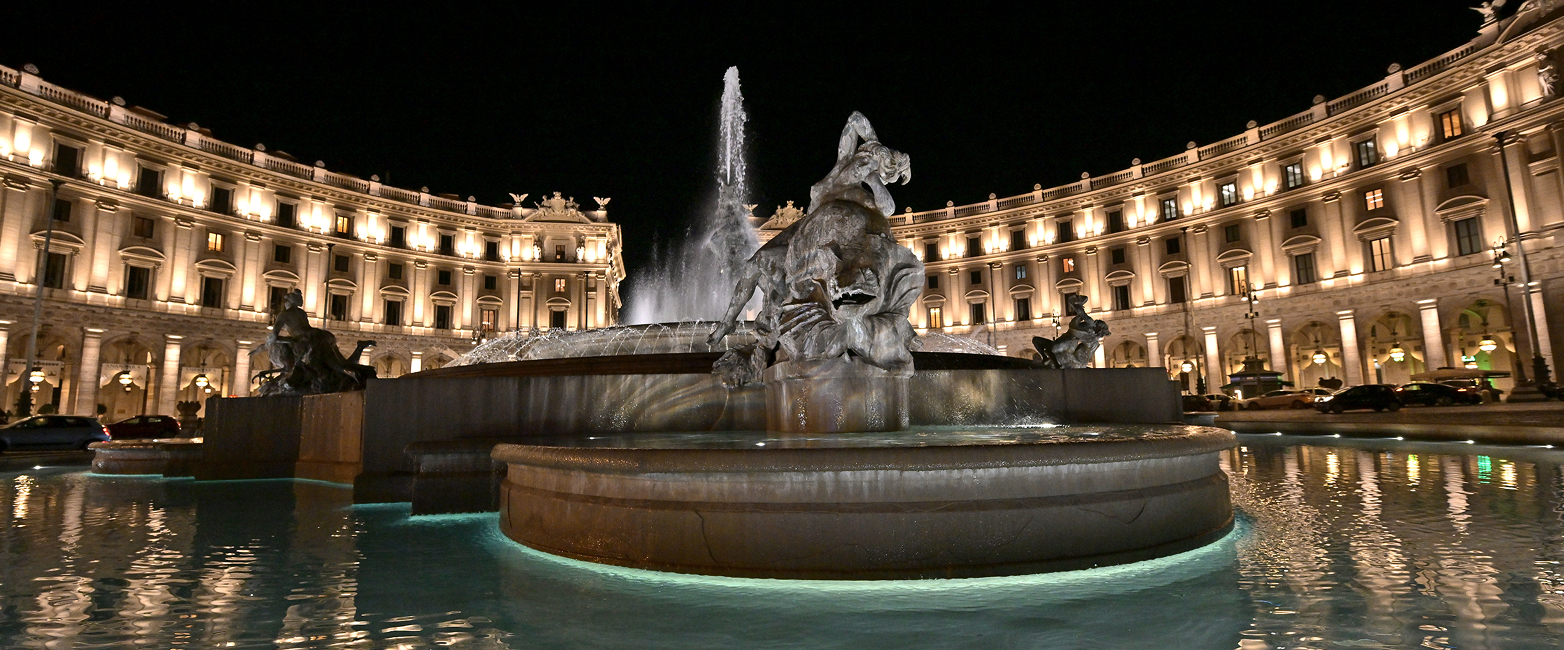 Piazza della Repubblica con la fontana illuminata di notte
