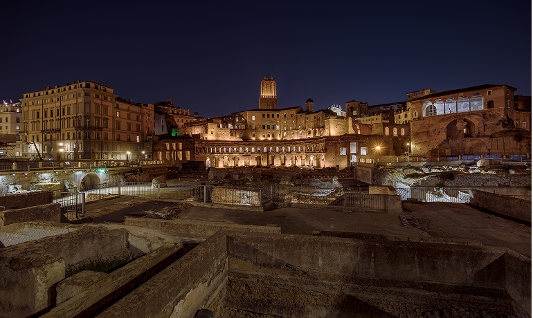 Illuminazione artistica del Foro di Augusto a Roma di notte