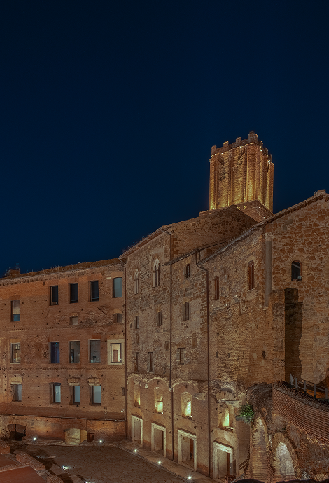 Marcati di Traiano illuminati di notte