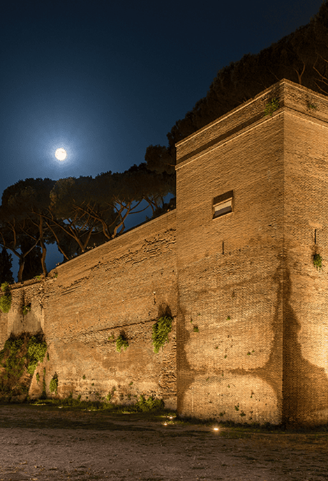 Le mura aureliane (Viale Metronio)  illuminate di sera