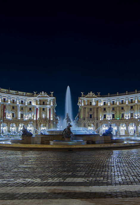 I palazzi gemelli di Piazza Esedra  illuminati di sera