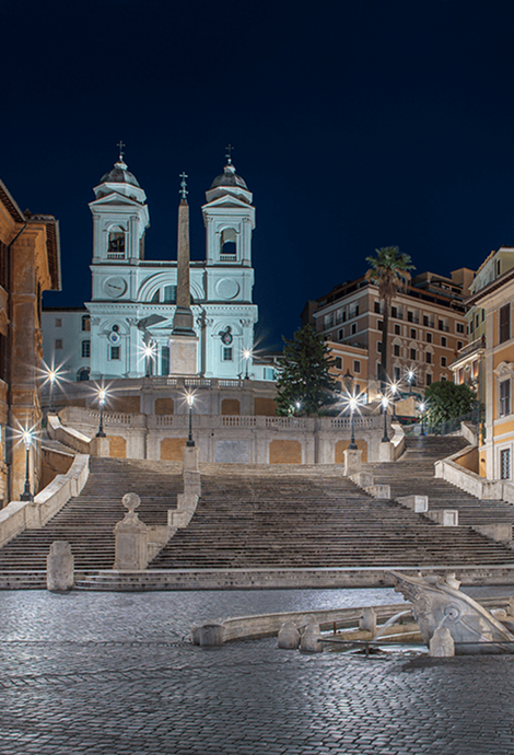 Trinità dei monti illuminata di sera