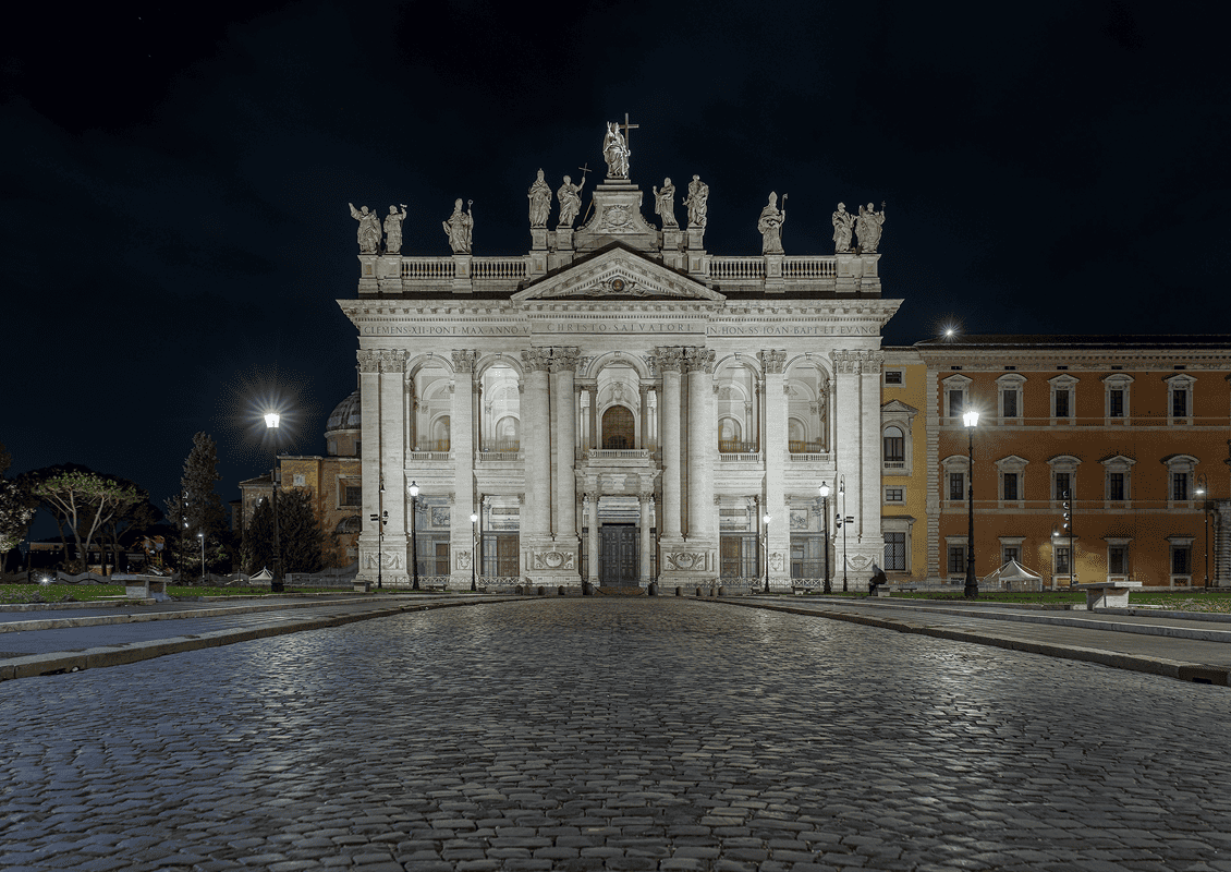 Basilica di San Giovanni in Laterano  illuminata di sera