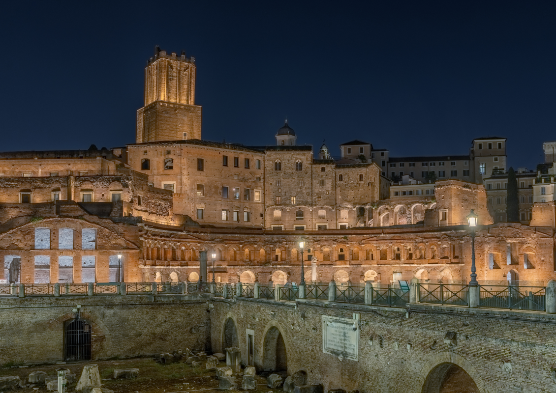 Marcati di Traiano illuminati di notte