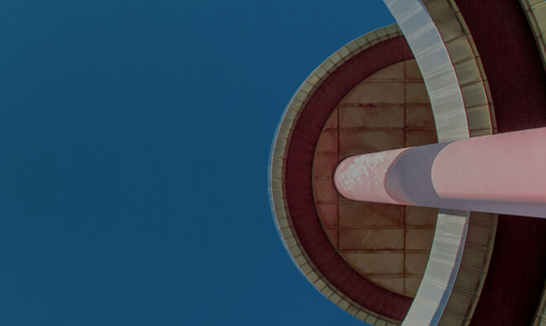 Vista dal basso della torre piezometrica dell'Eur 