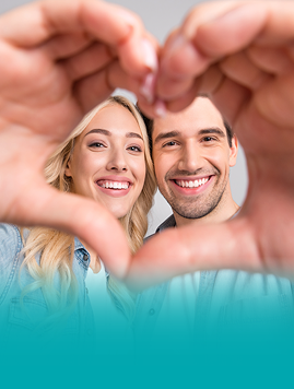 Immagine campagna "Risparmio Idrico - Nelle tue mani", con un uomo e una donna che, sorridenti, formano un cuore con le loro mani guardando verso l'obiettivo