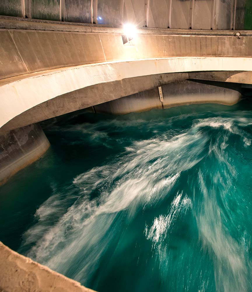 Flusso d'acqua all'interno di una centrale idroelettrica