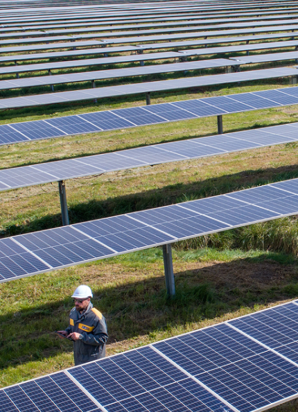 Tecnico Acea ispeziona dei pannelli solari per la produzione di energia