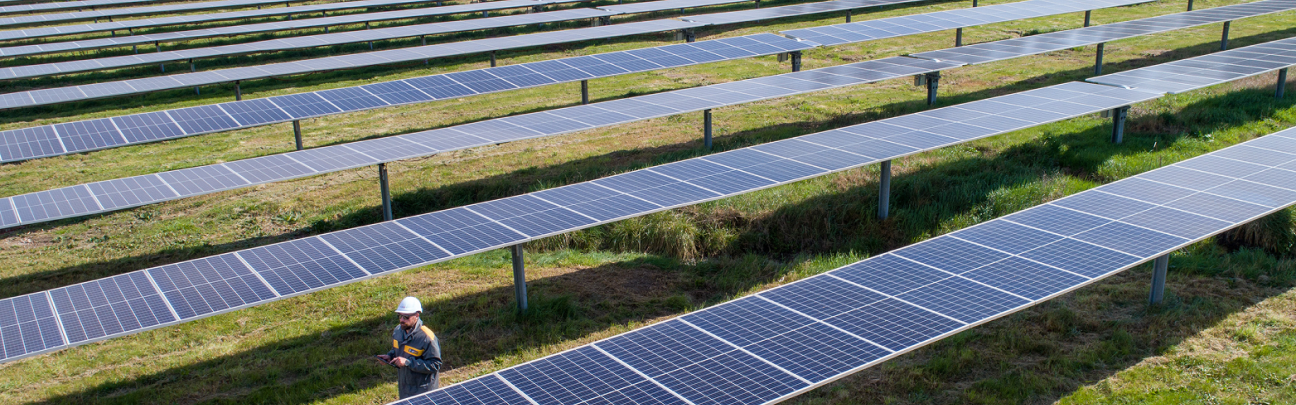 Tecnico Acea ispeziona dei pannelli solari per la produzione di energia