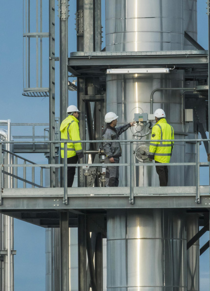 Operai sopra struttura di gestione centrale Termoelettrica