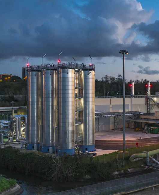 Panoramica esterna della centrale termoelettrica di Tor di Valle al tramonto