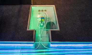 Cavi elettrici e tubature illuminate da luci LED colorate