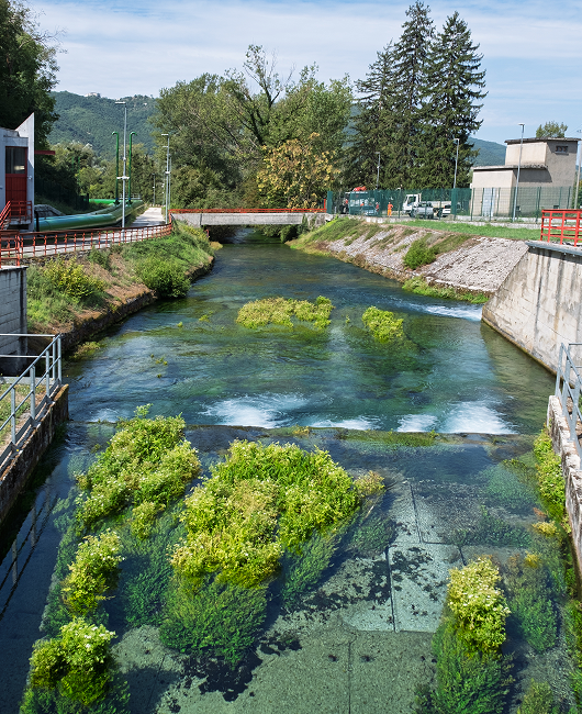 Un corso d'acqua all'interno di una struttura Acea