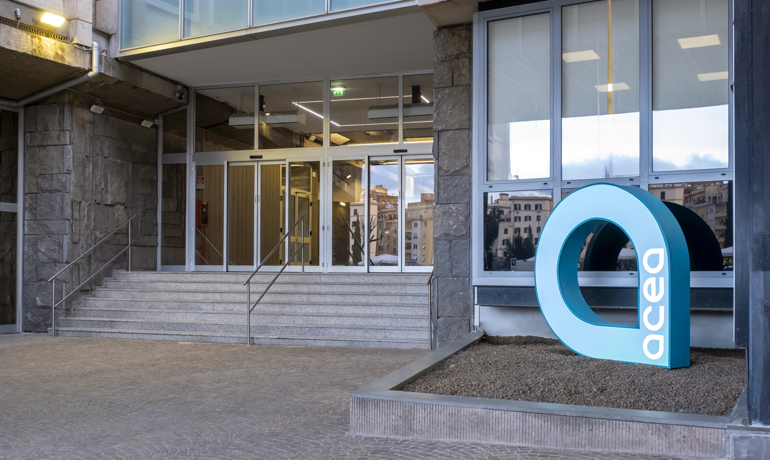 Ingresso della sede Acea di Roma, Piramide