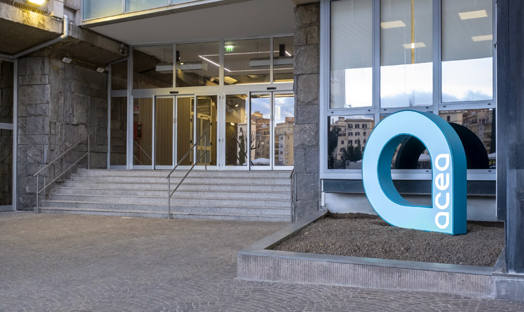 Ingresso della sede Acea di Roma, Piramide