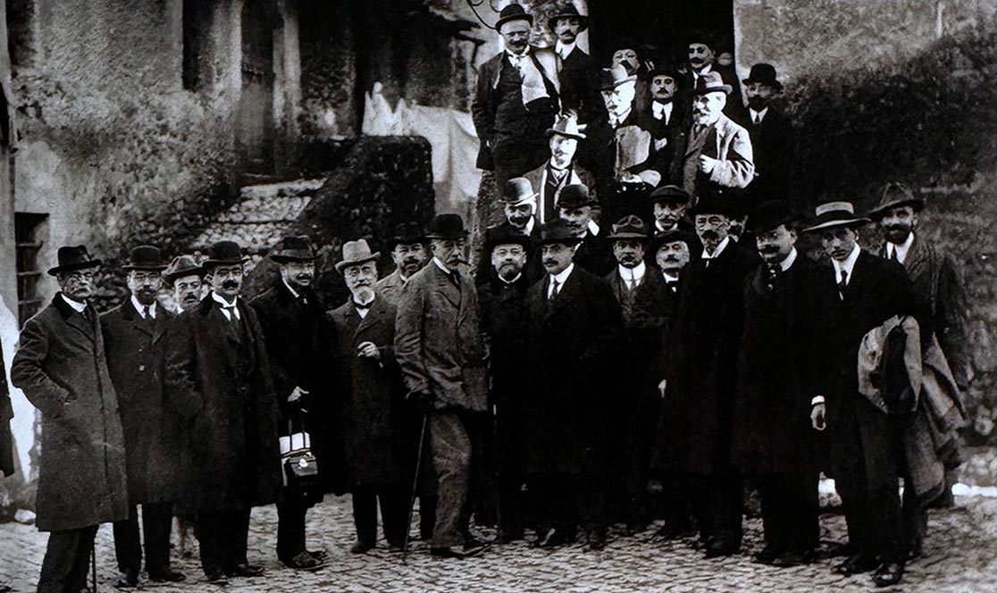 Fotografia storica in bianco e nero dei fondatori dell'AEM (futura Acea) davanti all'edificio della centrale Montemartini, Roma, 1912 circa