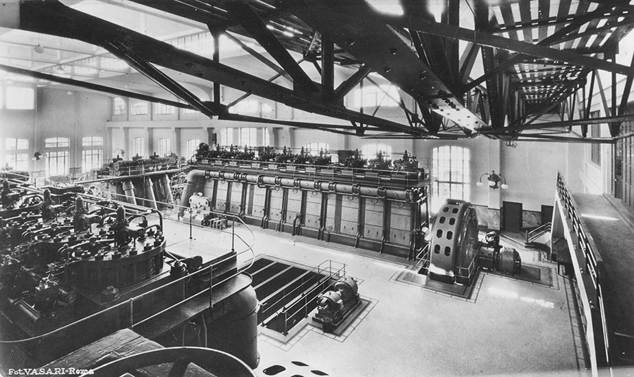 Fotografia d'epoca dell'interno della centrale Montemartini, ampliata dall'AGEA per supportare l'elettrificazione e l'approvvigionamento idrico di Roma