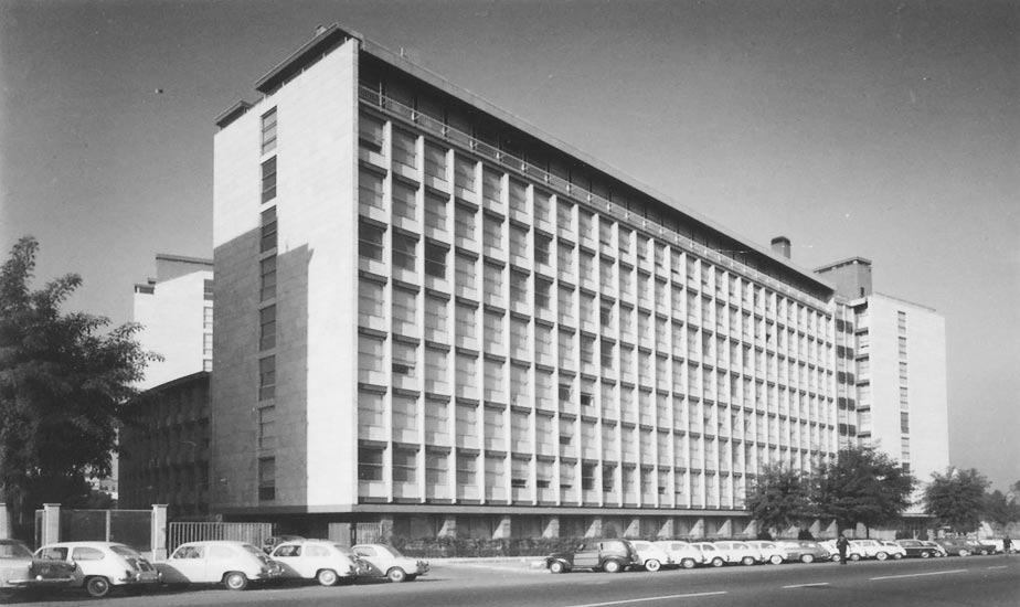 Fotografia in bianco e nero della sede principale di ACEA in piazzale Ostiense