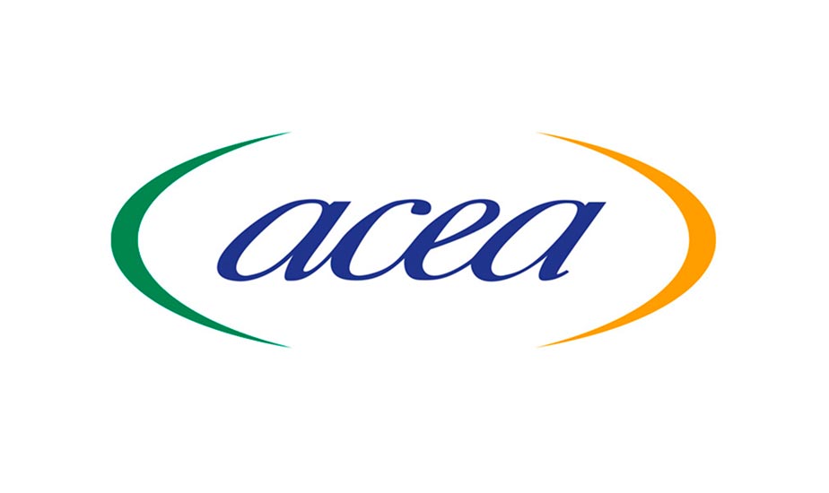  Logo Acea con scritta blu e due parentesi tonde colorate, una verde e una arancione, che avvolgono il nome dell’azienda