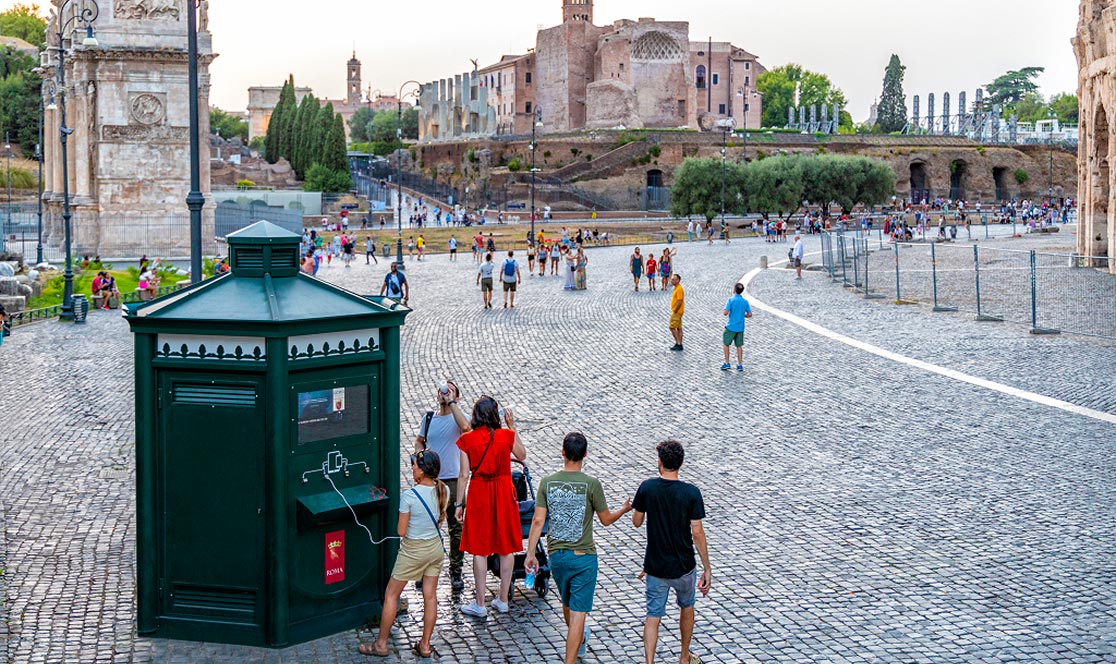 Immagine di una casetta dell'acqua Acea con punto di ricarica per telefoni, simbolo dell'innovazione e dei servizi integrati offerti dall'azienda