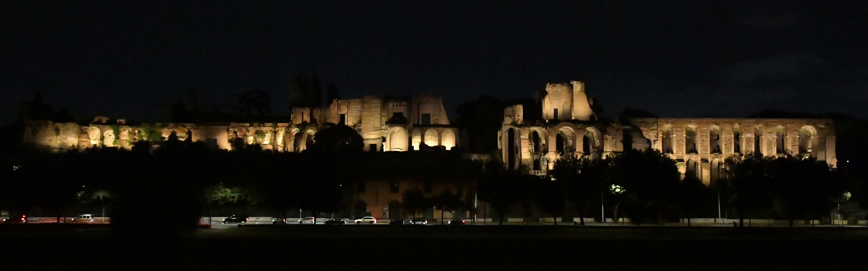 Veduta notturna del Palatino, Roma, con archi illuminati