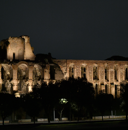 Veduta notturna del Palatino, Roma, con archi illuminati