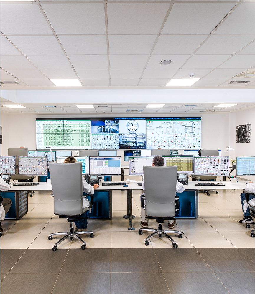 Ingegneri del Gruppo Acea in sala di controllo