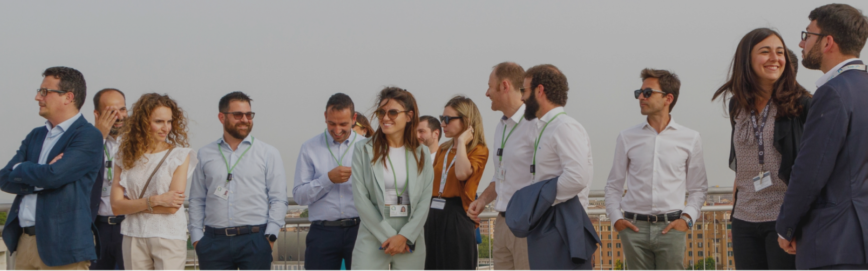 gruppo di persone in posa per una foto panoramica