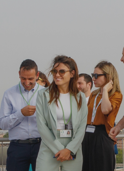 gruppo di persone in posa per una foto panoramica