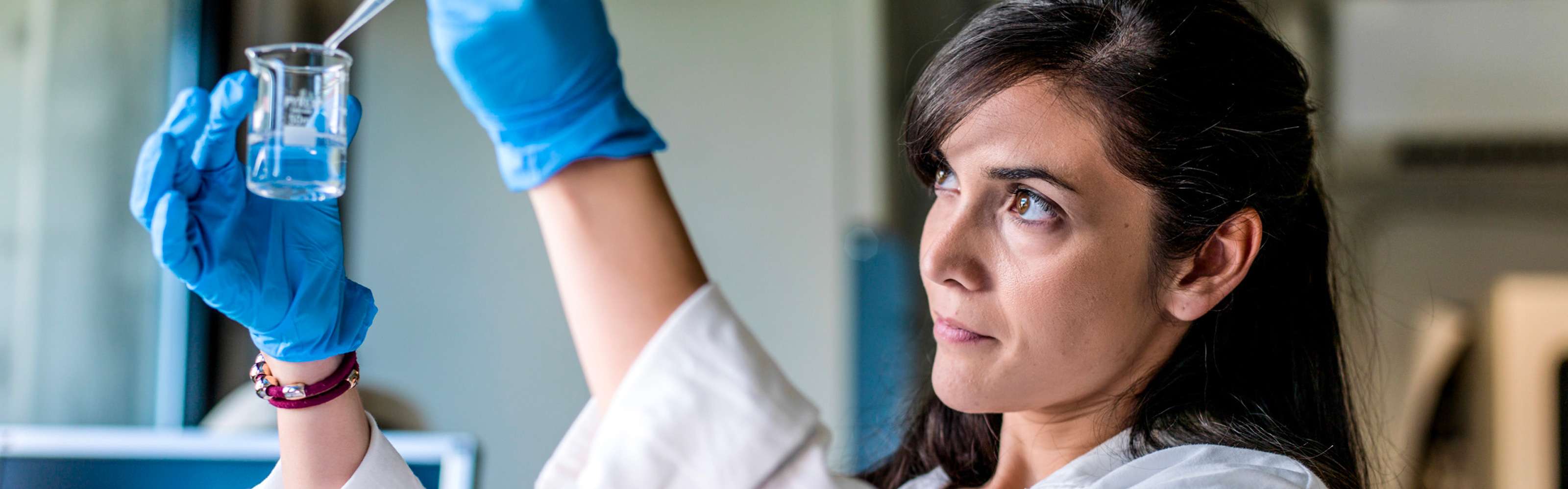 Tecnico di laboratorio Acea al lavoro