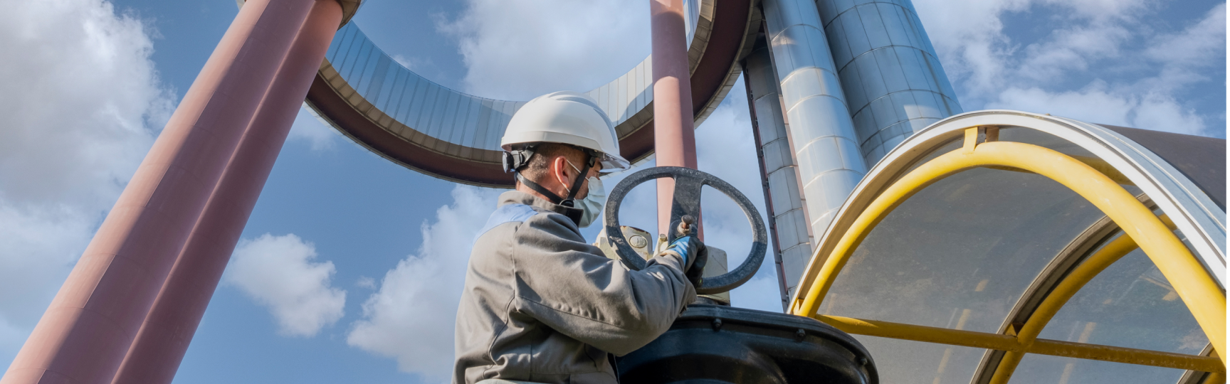 Tecnico Acea lavora su un'infrastruttura