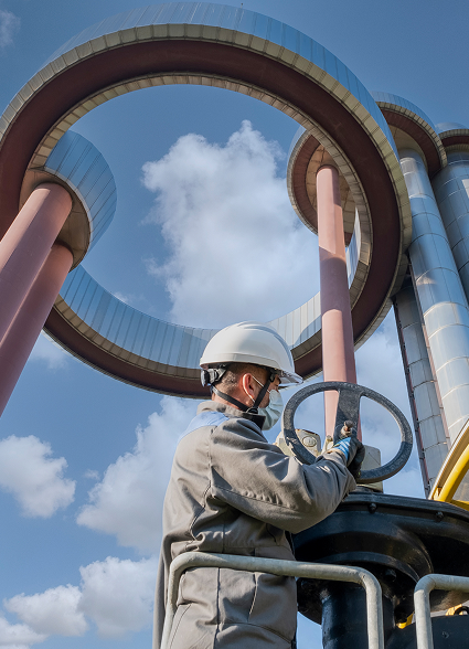 Tecnico Acea lavora su un'infrastruttura